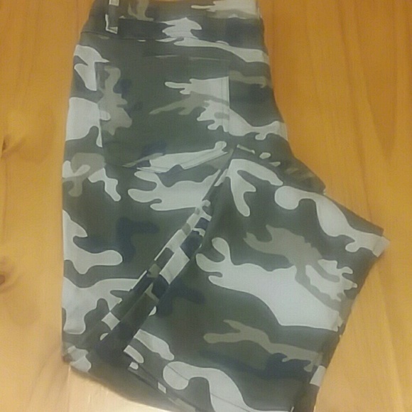 Hybrid & company Pants - Hybrid & Company Camo Pants Stretchy 5 Pocket Size 11